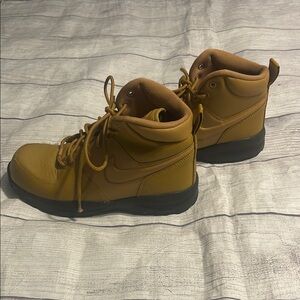 Boys size 5.5 Nike Manoa tan boots